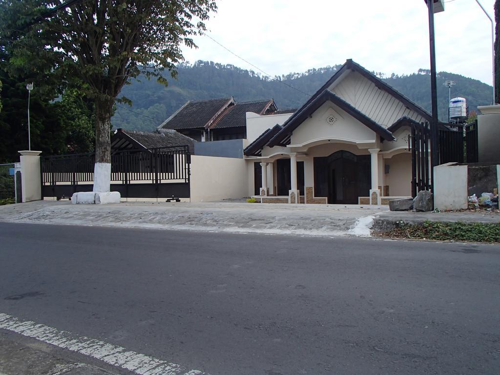 Shakila Guest House Malang Kültér fotó