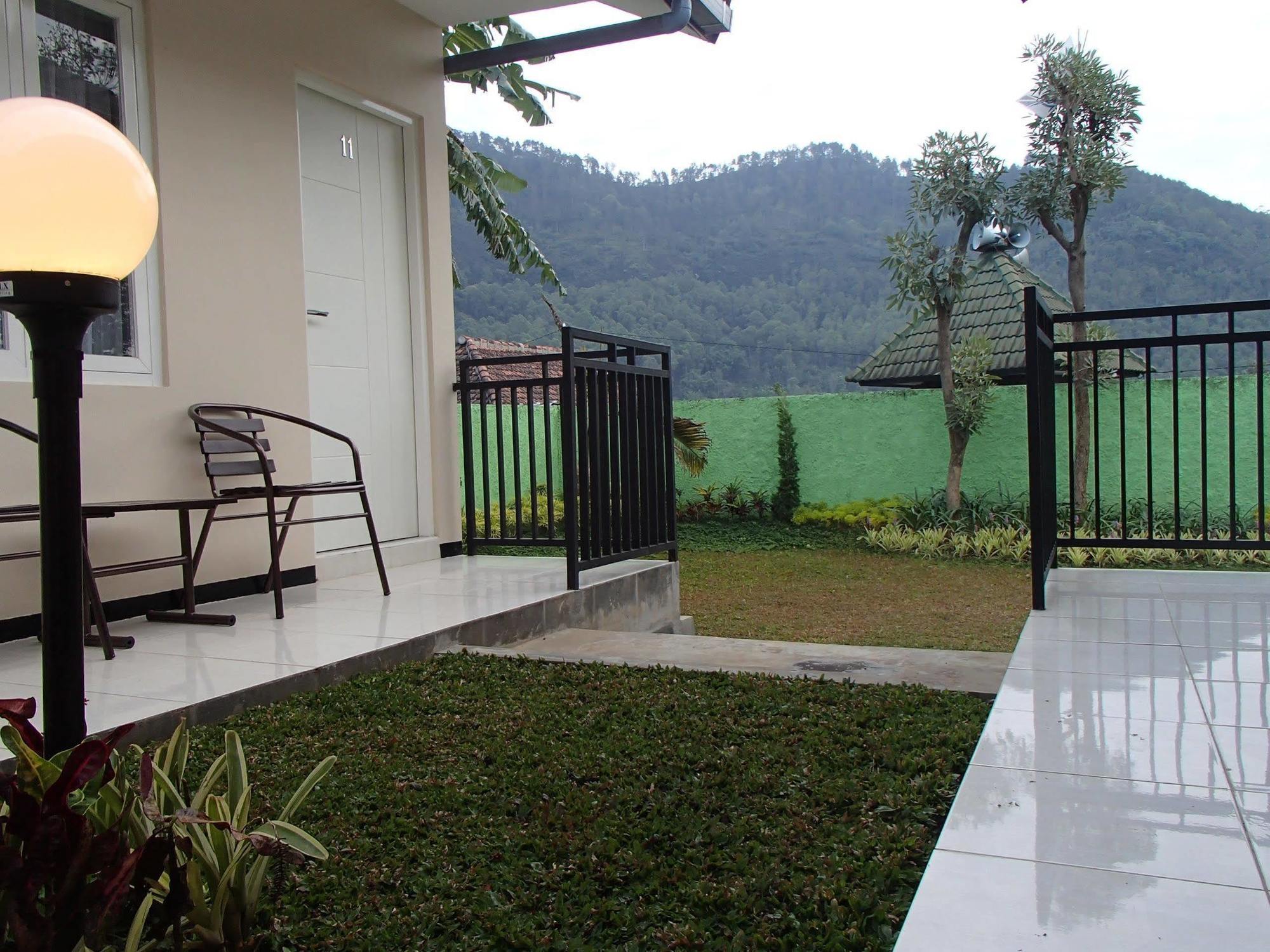 Shakila Guest House Malang Kültér fotó